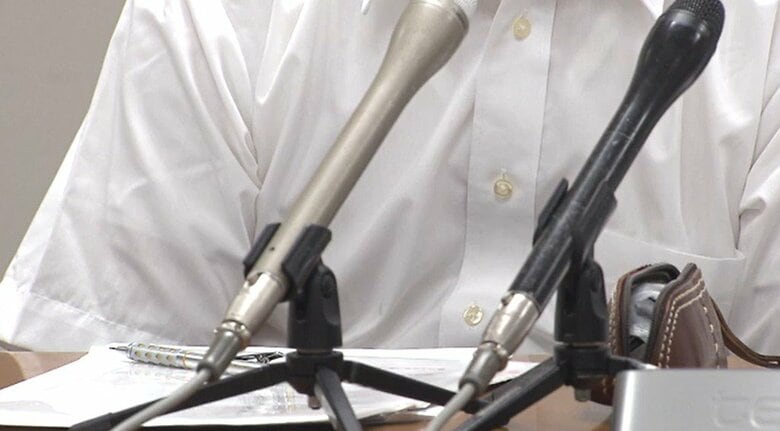 会見に臨む女性教師の父親