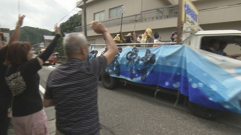 住民らから歓迎を受ける七福神