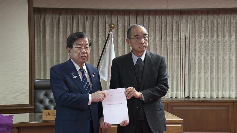 加藤裕司さん（右）が要望書を提出　2025年12月11日