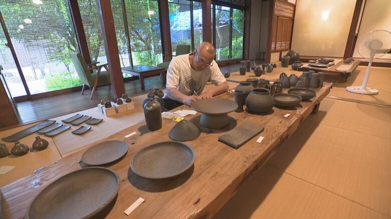 個展の準備をする篠原さん