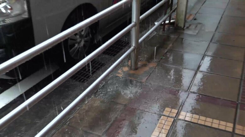 正午前の箱根湯本駅前の様子