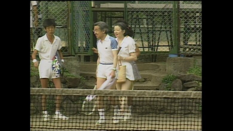 思い出のコートでテニスをされる両陛下（長野・軽井沢町）