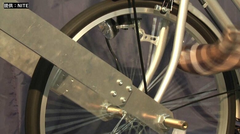 靴の先が走行中のタイヤに触れた途端、あっという間に巻き込まれた（提供：NITE）