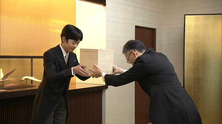 『冠を賜うの儀』（秋篠宮邸）