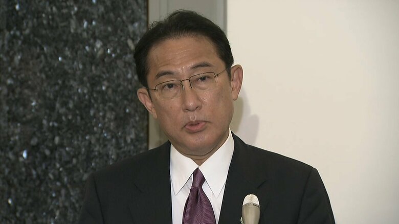 記者団のインタビューに応じる岸田首相（英・グラスゴー 11月3日）