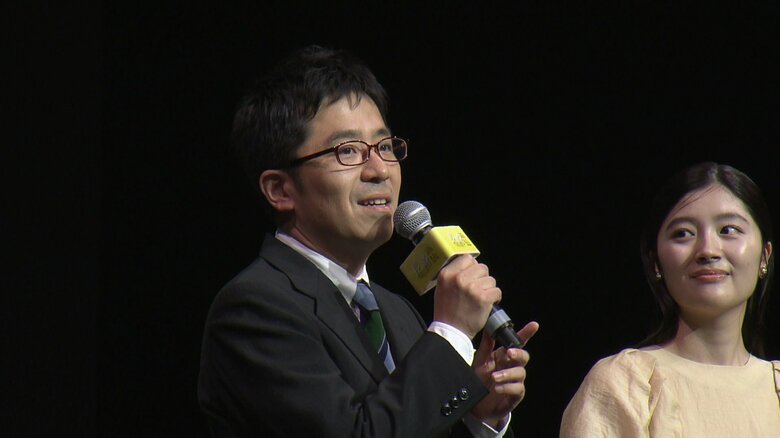 祖父のジャケットを羽織って登場した松本監督