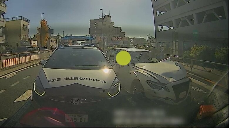 撮影者の後方から蛇行しながらトラックなどに追突した盗難車