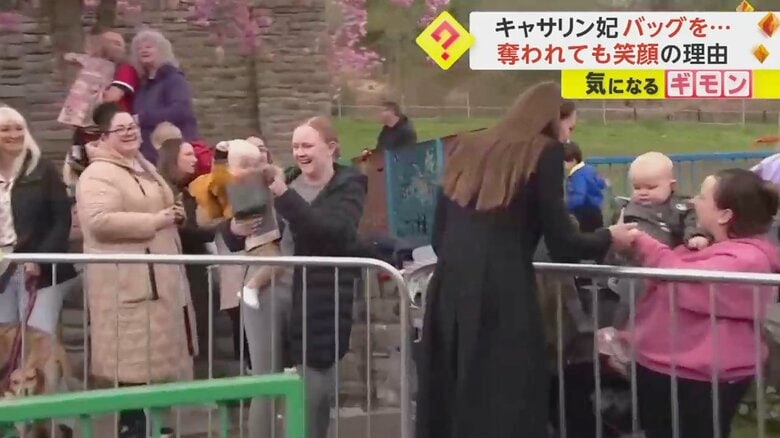 赤ちゃんが落としたバッグを、母親がキャッチする様子③