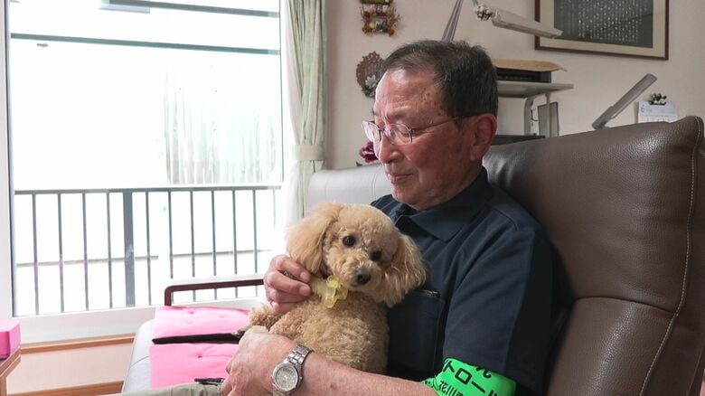 新しい相棒・きなこを抱く田中さん