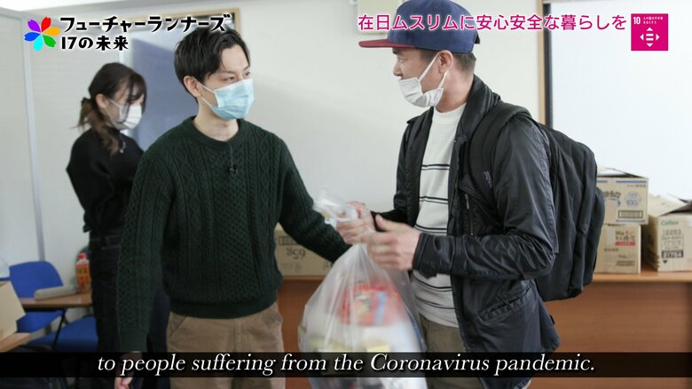 食料や生活用品を提供する田口さん