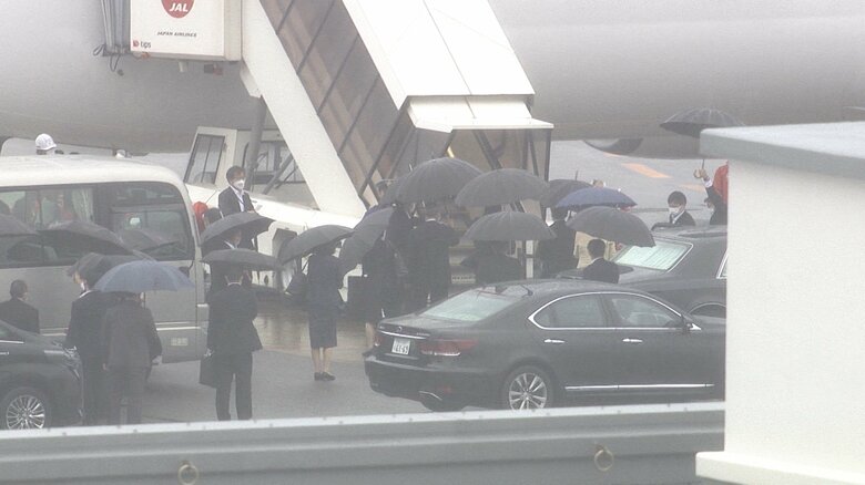 予備機に搭乗される両陛下