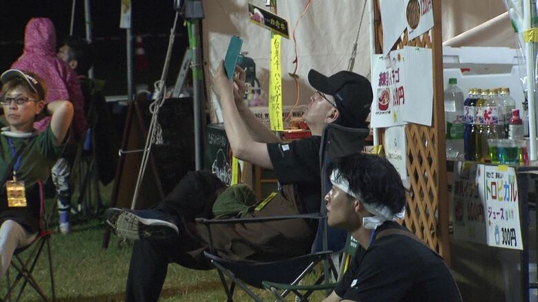 飲食屋台の皆さんも花火に釘付け