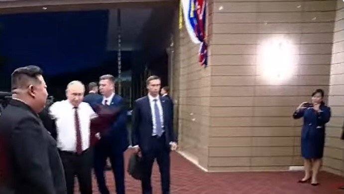 玄氏は撮影した写真を誰に報告するのか？