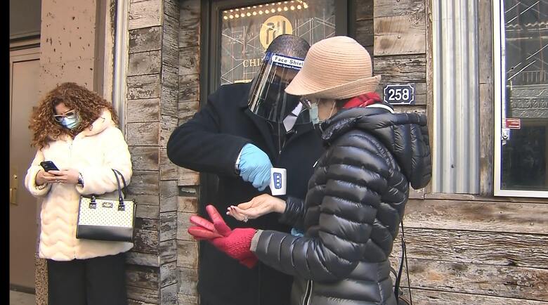 ブロードウェー劇場では、ワクチン接種履歴や陰性証明の確認のほか、体温測定も。