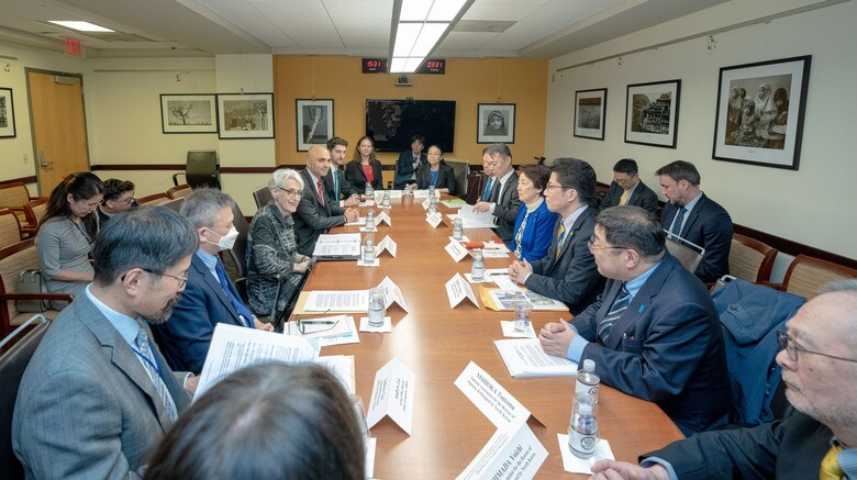 訪米団とシャーマン国務副長官の面会（国務省提供）