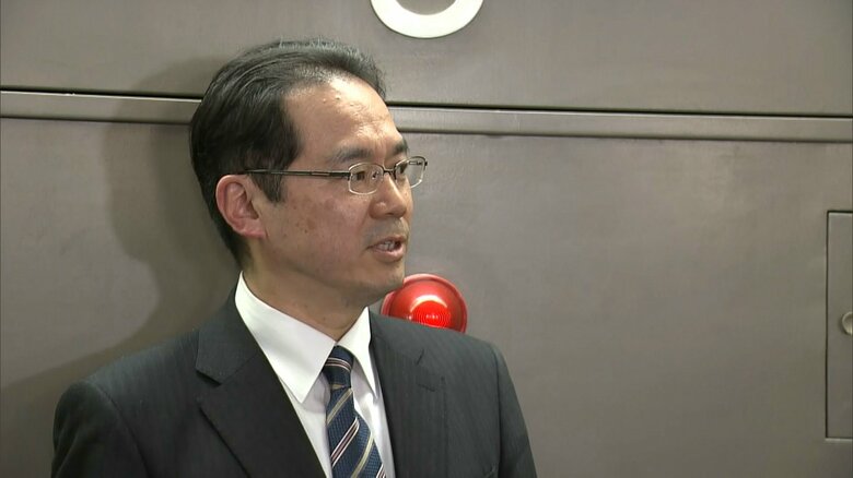 取材に応じる村田鉄道局長（2月7日）