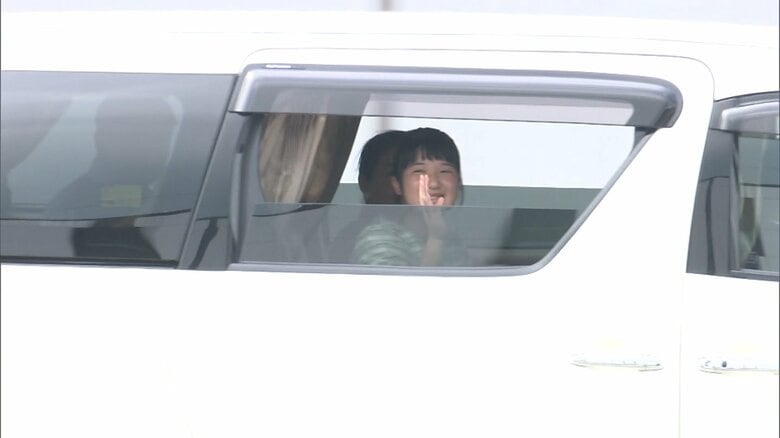 那須御用邸に向かう車内からも手を振られる愛子さま　2019年8月