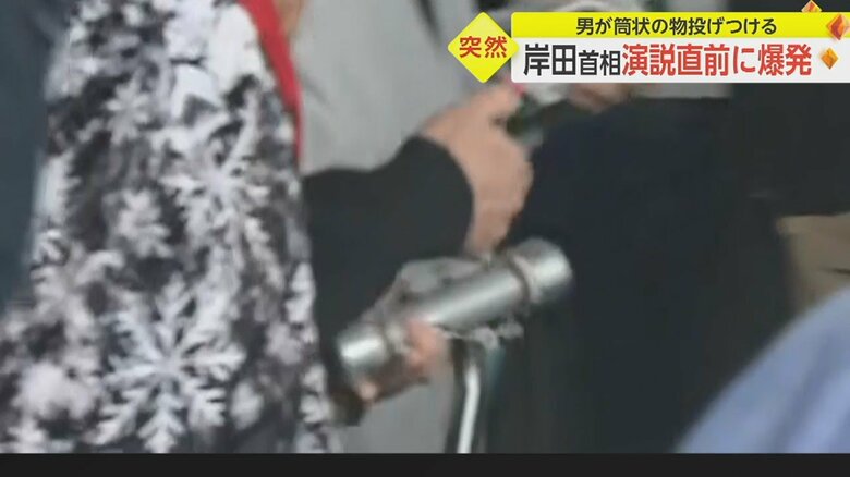 男は左手に別の銀色の筒のようなものを持っていた