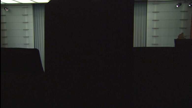 
官邸会見室のカメラの前に…（3月28日）
