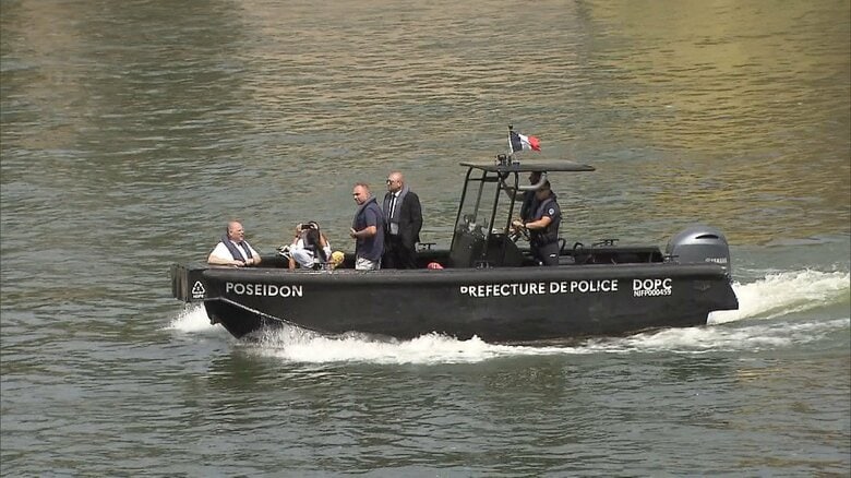 セーヌ川を警備する船