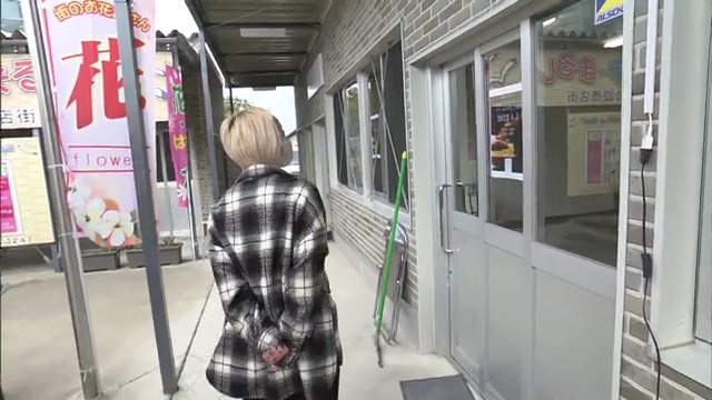 第一歩を踏み出した場所を訪れた栃本さん　