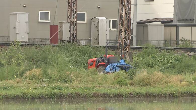 強風で飛ばされたとみられる小屋に保管されていた農機具