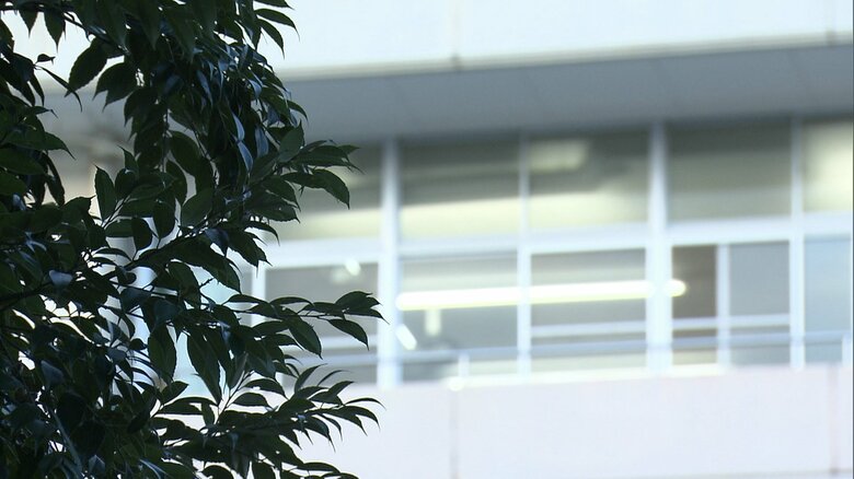 長時間にわたって机を学校から運び出していた