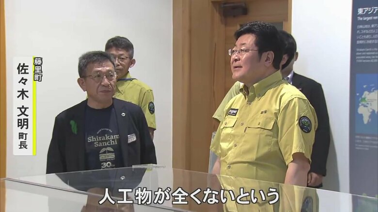 藤里町・佐々木文明町長（左）