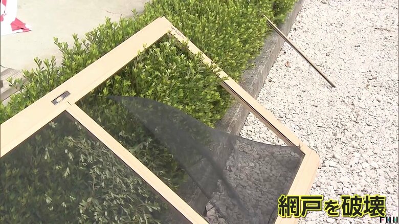 クマはそば店の網戸も破壊した