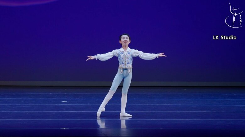 舞台上でポーズを決める三苫心嗣くん