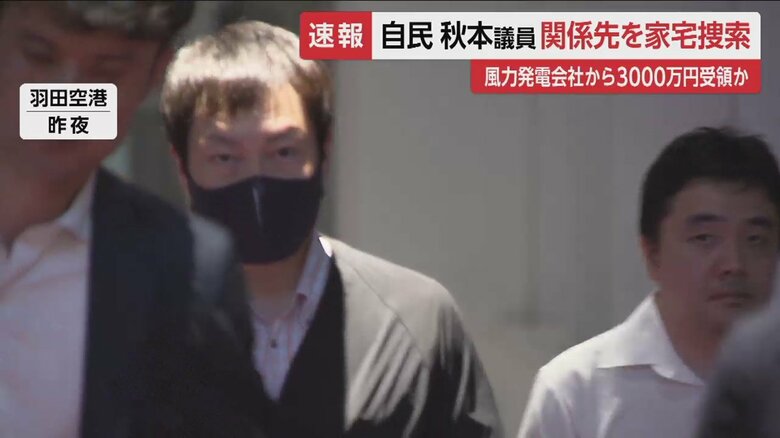 3日夜、FNNの問いかけに無言で立ち去った秋本議員（羽田空港）