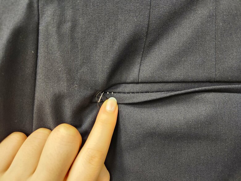 白い糸が仕付け糸（提供：ユニクロ）