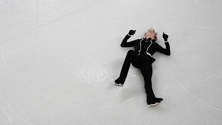 リンクに寝転んでガッツポーズをするイリア・マリニン（2024年世界選手権）