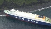 乗用車など積んだ貨物船が島の岩場に乗り揚げる　乗組員にけがなし、油の流出も確認されず　東京・利島