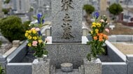 お墓を引き継がないと決めたあとの選択肢は「墓じまい」か「改葬」か。それぞれのメリット・デメリットと家族で話し合う際のポイント