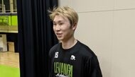 【レバンガ北海道】練習後にクリスマスプレゼント交換会 ラモス選手に島谷怜選手がヘアブラシ「寝ぐせが…もっとハンサムに」