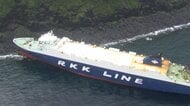 乗用車など積んだ貨物船が島の岩場に乗り揚げる　乗組員にけがなし、油の流出も確認されず　東京・利島