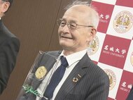 リチウムイオン電池の開発でノーベル化学賞…吉野彰特別栄誉教授が名城大学にメダルのレプリカ寄贈