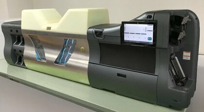 紙幣に付いたウイルスを“高速除菌する装置”を開発…その効果を日立オムロンに聞いた