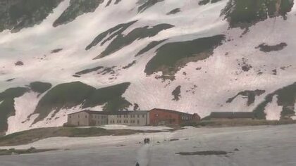 立山室堂の残雪が赤く染まる　「赤雪」現象、今年は例年以上の広がり「ここ数年では一番」