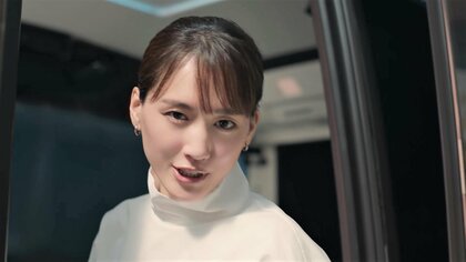 綾瀬はるか、撮影中に思わず「イェーイ」…近未来の街を歩く　次世代技術に驚き