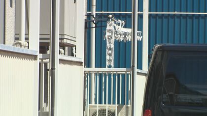 日常的に虐待か… 小学生未満の息子をベッドの上から投げ落としケガをさせた疑いで両親逮捕 2人とも否認