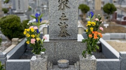お墓を引き継がないと決めたあとの選択肢は「墓じまい」か「改葬」か。それぞれのメリット・デメリットと家族で話し合う際のポイント