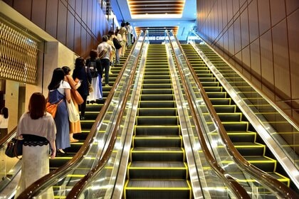 エスカレーターを歩く人が半分に!?AIで検知し「立ち止まって」と呼びかける実証実験…課題を開発会社に聞いた