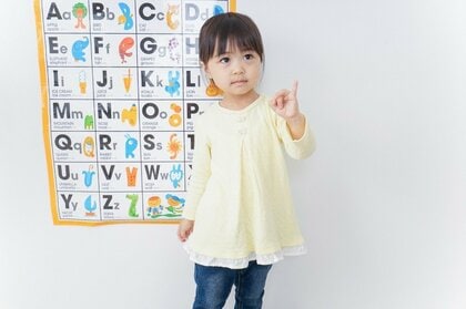 英語教育の開始は小学校入学前が約8割。YouTubeやアプリで気軽にスタート。<育児メディアHugKumが子どもの英語教育を調査>