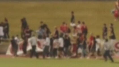 サッカー天皇杯で負けたレッズの一部サポーターが暴徒化 警備員を投げ飛ばす　動画に映った「恐怖の試合後」