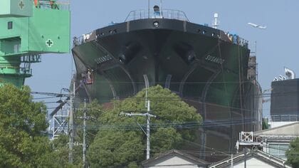“住宅街に迫る”巨大タンカー SNSで話題の“街中の造船所”「進水式」 迫力満点の“30秒”に密着【福岡発】