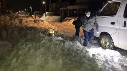 『雪の下に子どものパジャマと手足が見える』付近住民が消防通報＿倒れていたのは高齢男性…意識不明で病院搬送＿落雪に巻き込まれた事実なしー警察がなぜ倒れていたのかなど調べ進める＜北海道札幌市＞