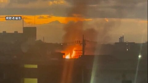 店舗兼住宅で火事　男性救助も死亡　別店舗の女性と消防隊員計4人けが　女性は飲食店厨房から“出火”目撃　川崎市