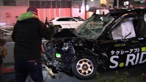 タクシーと乗用車が出合い頭に交差点で衝突　4人軽傷　神奈川・横浜市